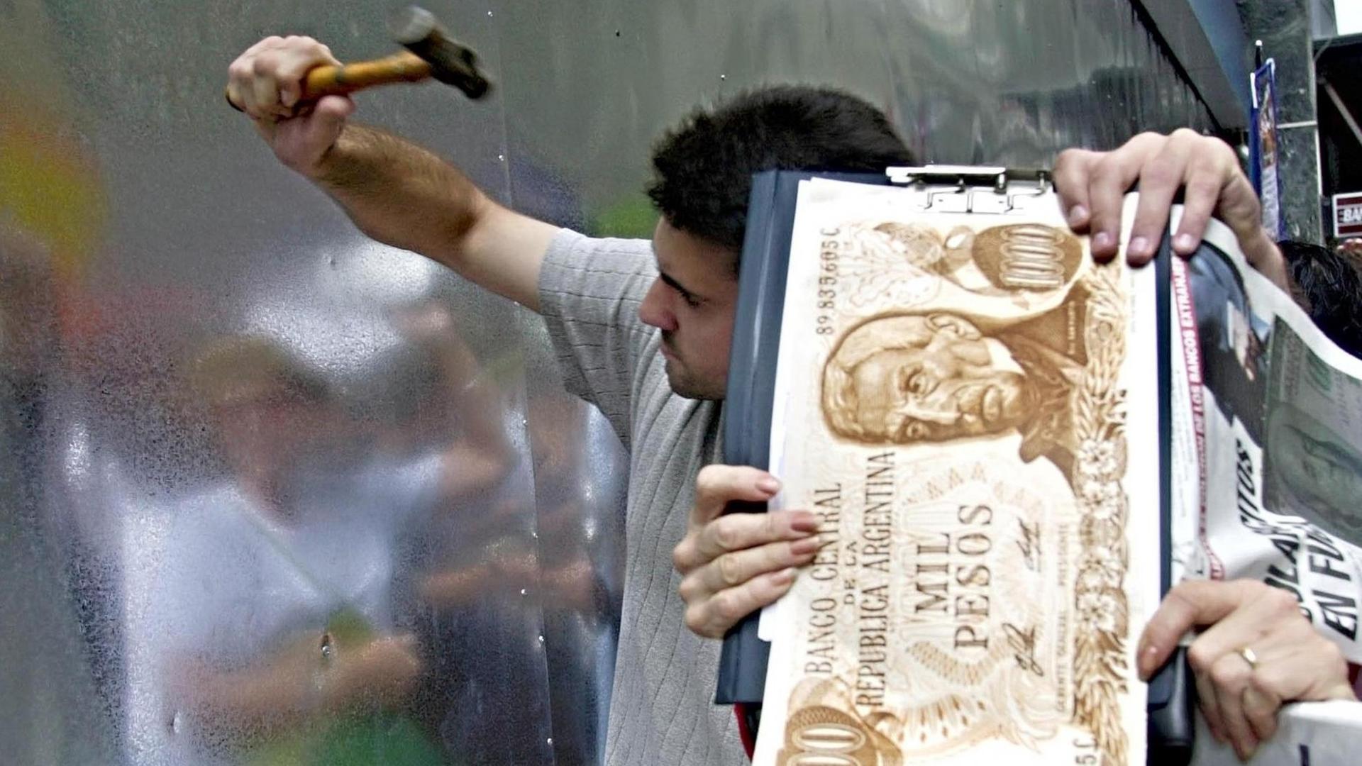 Februar 2002 in Buenos Aires: Argentinier protestieren vor einer Bank. Februar 2002 in Buenos Aires: Argentinier protestieren vor einer Bank.
