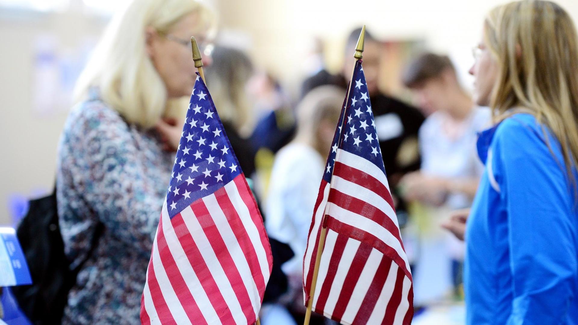Messebesucher informieren sich in Berlin auf der Schüleraustausch-Messe über einen Jahresaufenthalt in den USA. Messebesucher informieren sich in Berlin auf der Schüleraustausch-Messe über einen Jahresaufenthalt in den USA.