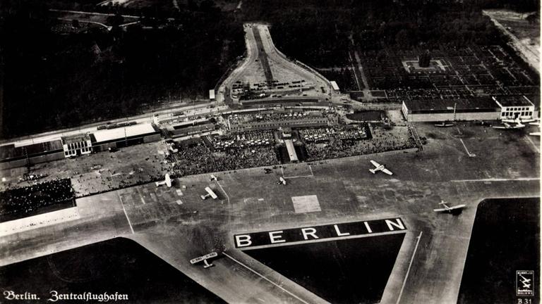 Berlin Tempelhof, Luftaufnahme des Zentralflughafens in Berlin, ca.1935
AUFNAHMEDATUM GESCHÄTZT! Berlin Tempelhof, Luftaufnahme des Zentralflughafens in Berlin, ca.1935
AUFNAHMEDATUM GESCHÄTZT!