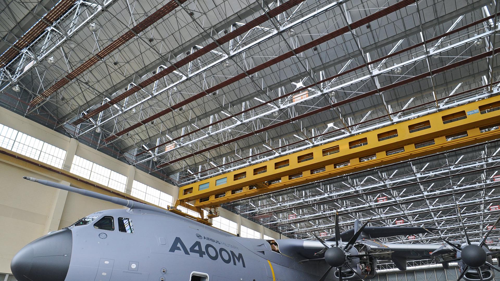 Ein Militärtransporter vom Typ Airbus A400M in einer Fertigungshalle in Toulouse im Südwesten Frankreichs. Ein Militärtransporter vom Typ Airbus A400M in einer Fertigungshalle in Toulouse im Südwesten Frankreichs.