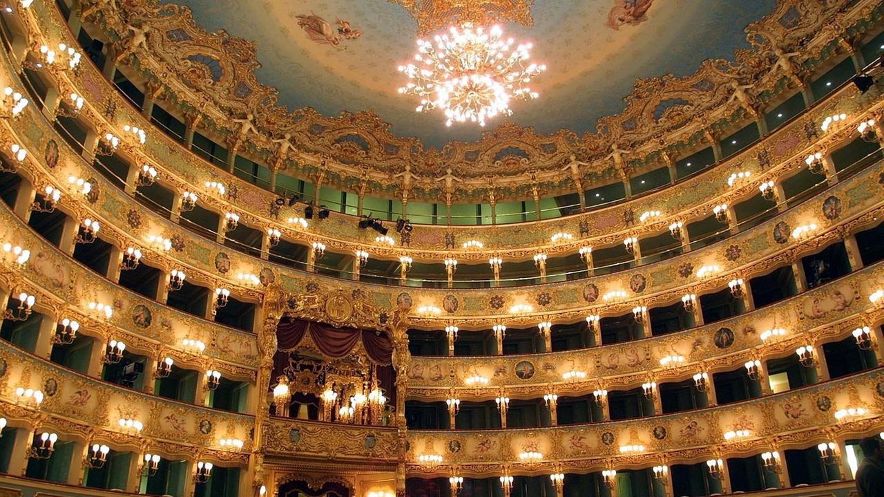 Blick in das wieder gold erstrahlende Opernhaus "La Fenice" in Venedig, aufgenommen am 13.12.2003. Fast acht Jahre nach seiner Zerstörung durch einen verheerenden Brand ist das Opernhaus originalgetreu wieder aufgebaut wiedereröffnet worden Blick in das wieder gold erstrahlende Opernhaus "La Fenice" in Venedig, aufgenommen am 13.12.2003. Fast acht Jahre nach seiner Zerstörung durch einen verheerenden Brand ist das Opernhaus originalgetreu wieder aufgebaut wiedereröffnet worden