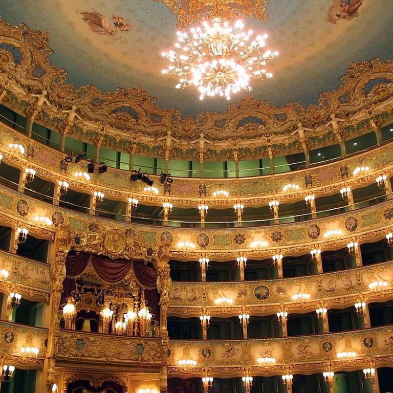 Blick in das  wieder gold erstrahlende  Opernhaus "La Fenice" in Venedig, aufgenommen am 13.12.2003. Fast acht Jahre nach seiner Zerstörung durch einen verheerenden Brand ist das Opernhaus originalgetreu wieder aufgebaut wiedereröffnet worden