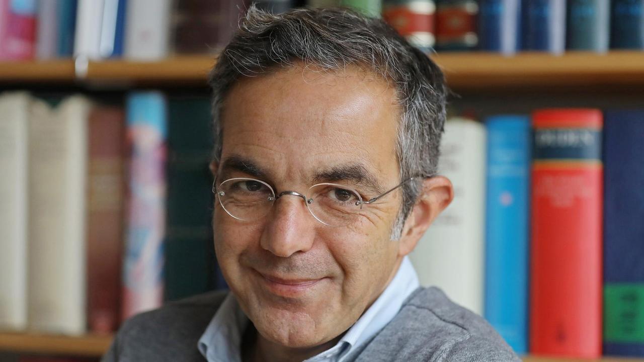 Der Schriftsteller Navid Kermani sitzt in seinem Arbeitszimmer in Köln. Der Schriftsteller Navid Kermani sitzt in seinem Arbeitszimmer in Köln.