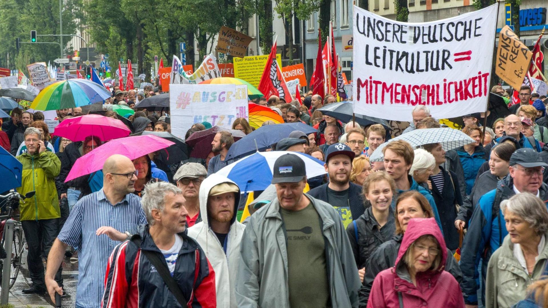 Teilnehmer der Demonstration "Ausgehetzt - Gemeinsam gegen die Politik der Angst" Teilnehmer der Demonstration "Ausgehetzt - Gemeinsam gegen die Politik der Angst"