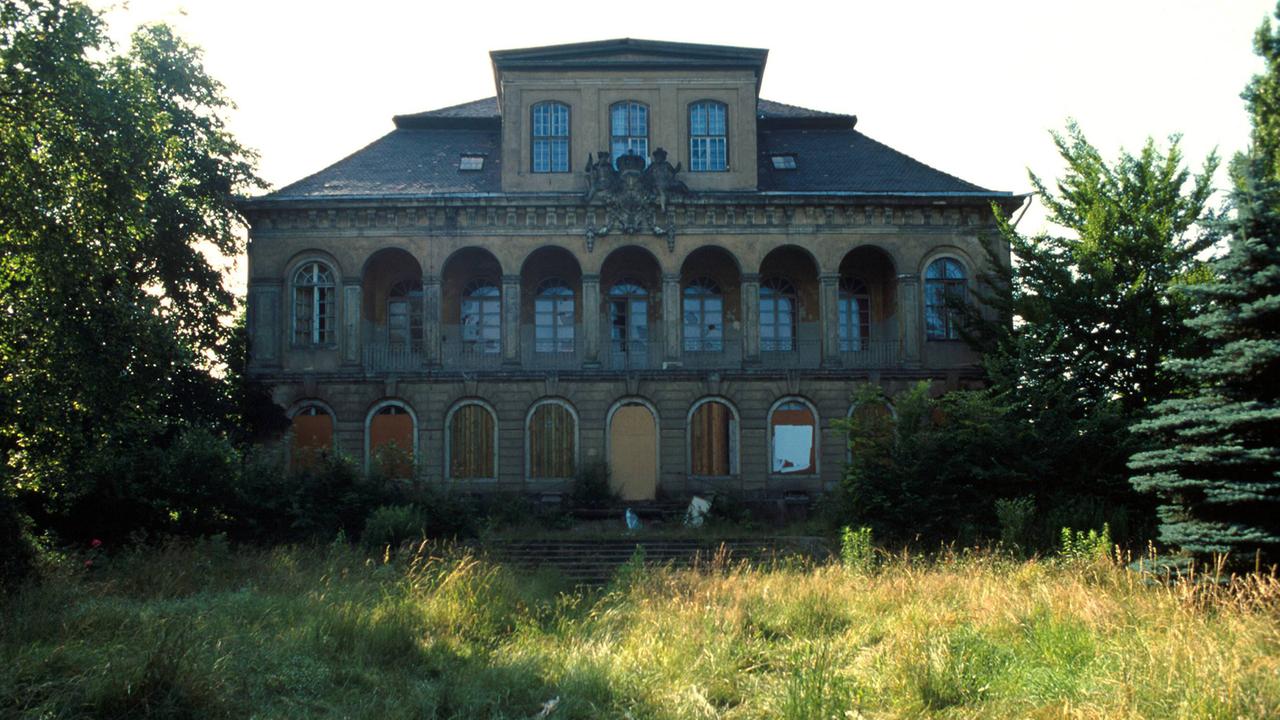 Einst prächtig, heute steht es leer: das Schloss Übigau in Dresden