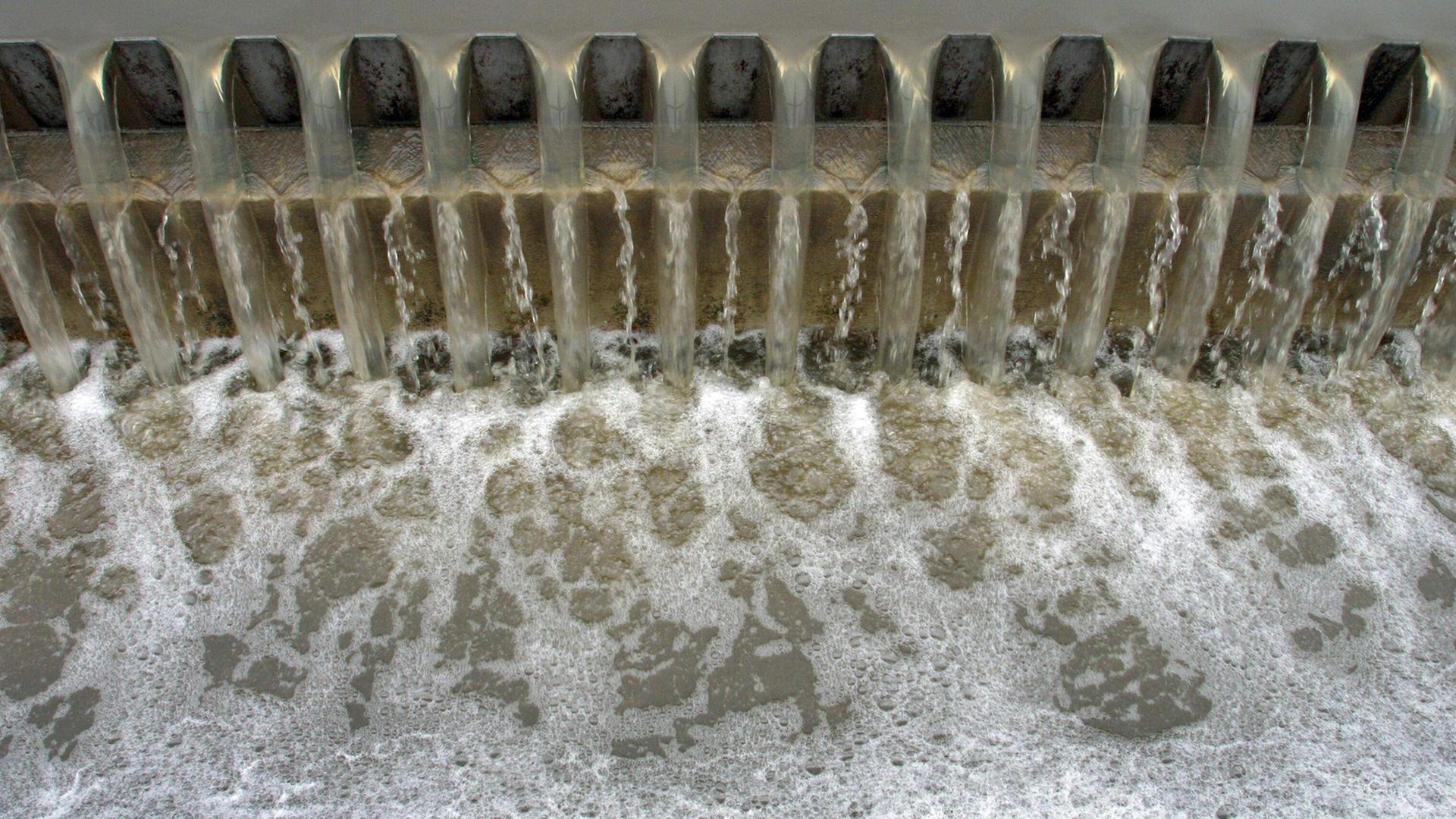 Wasseraufbereitung im Klärwerk in Zweibrücken: Im Vorklärbecken setzen sich die organischen Schlämme ab, danach fließt das Wasser über eine Zahnschwelle.