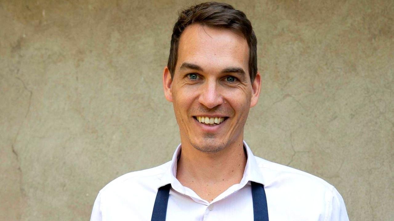 Malte Härtig posiert für ein Pressefoto. Malte Härtig posiert für ein Pressefoto.
