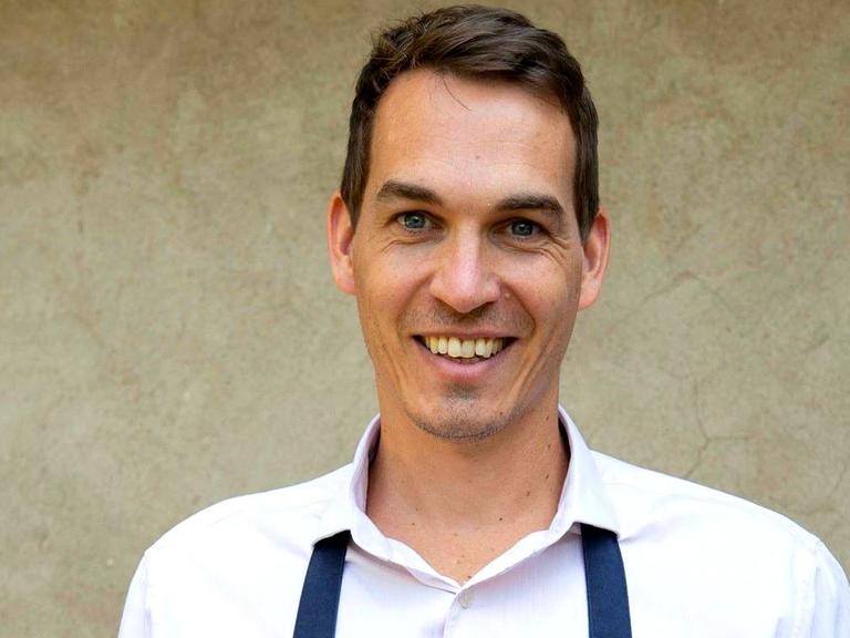 Malte Härtig posiert für ein Pressefoto.