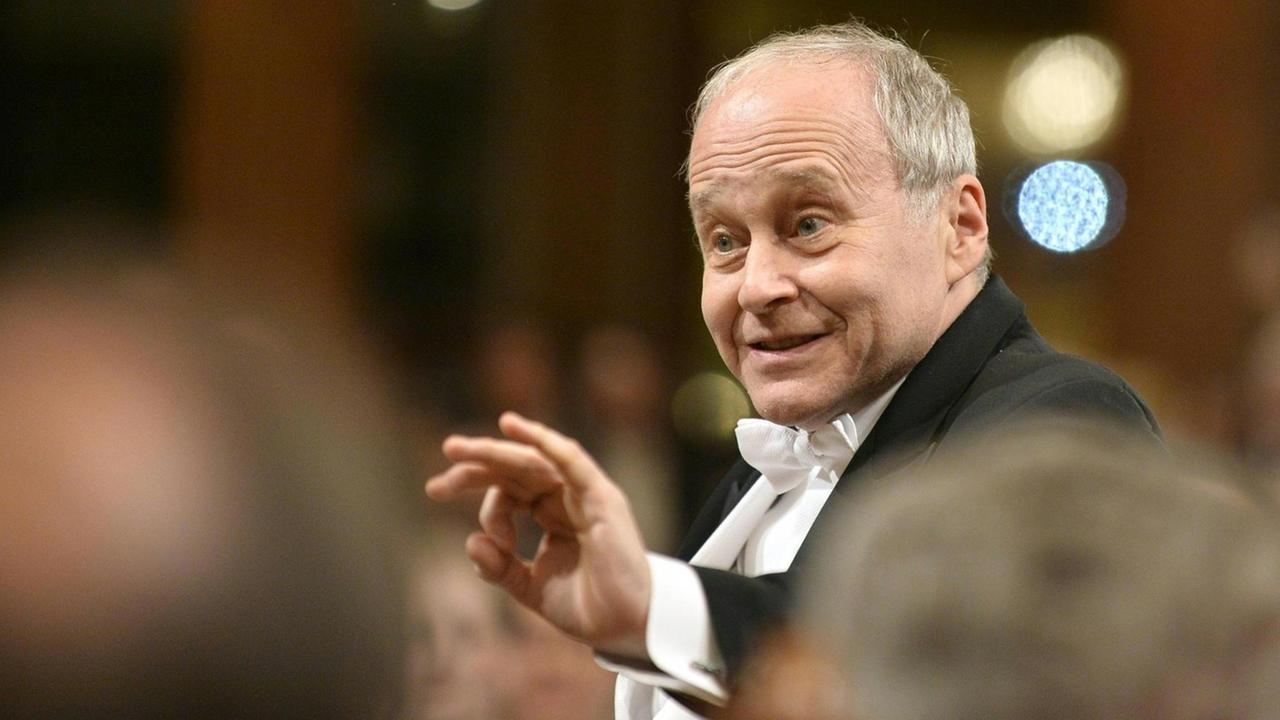Der ungarische Dirigent Adam Fischer dirigiert in elegantem Frack beim Ball der Wiener Philharmoniker am Donnerstag, 21. Jänner 2016, im Wiener Musikverein. Der ungarische Dirigent Adam Fischer dirigiert in elegantem Frack beim Ball der Wiener Philharmoniker am Donnerstag, 21. Jänner 2016, im Wiener Musikverein.