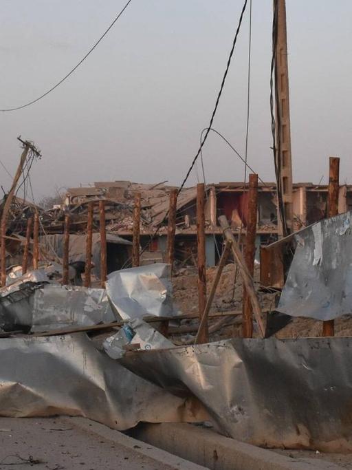 Das zerstörte deutsche Konsulat in Mazar-i-Scharif kuerz nach dem Anschlag.