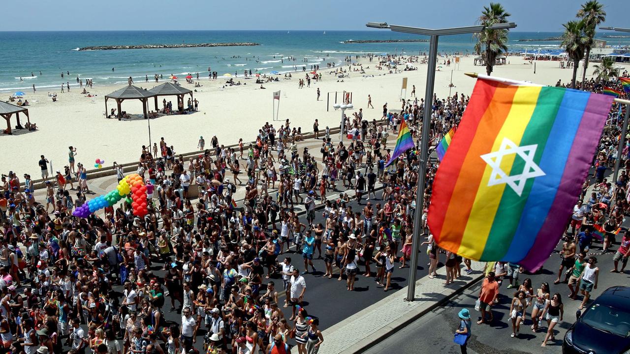 Jährlich nehmen hunderte von Menschen an der Gay Pride Parade in Tel Aviv, Israel, teil (13 June 2014) Jährlich nehmen hunderte von Menschen an der Gay Pride Parade in Tel Aviv, Israel, teil (13 June 2014)