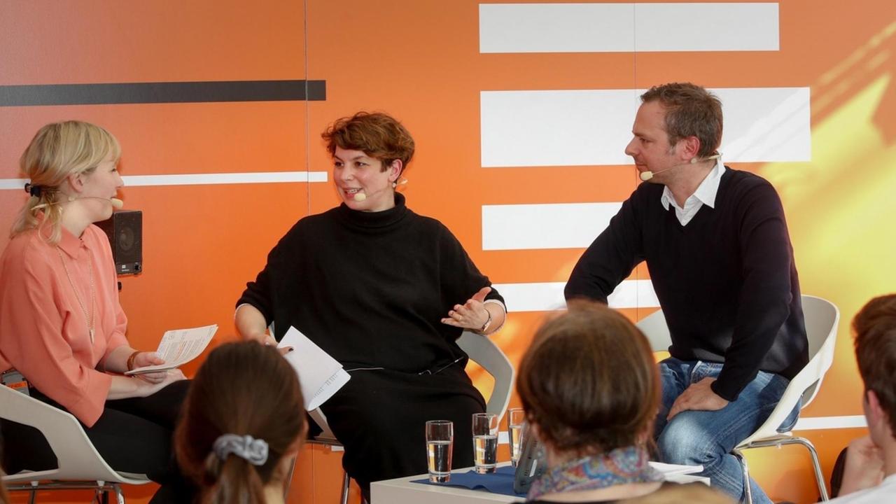 Lea Wohl von Haselberg und Tobias Rapp im Gespräch mit Miriam Zeh auf der Deutschlandradio-Bühne der Leipziger Buchmesse 2019