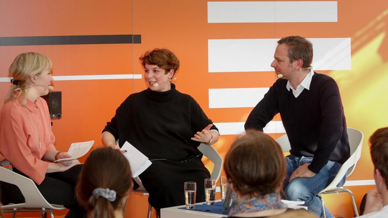 Lea Wohl von Haselberg und Tobias Rapp im Gespräch mit Miriam Zeh auf der Deutschlandradio-Bühne der Leipziger Buchmesse 2019 Lea Wohl von Haselberg und Tobias Rapp im Gespräch mit Miriam Zeh auf der Deutschlandradio-Bühne der Leipziger Buchmesse 2019