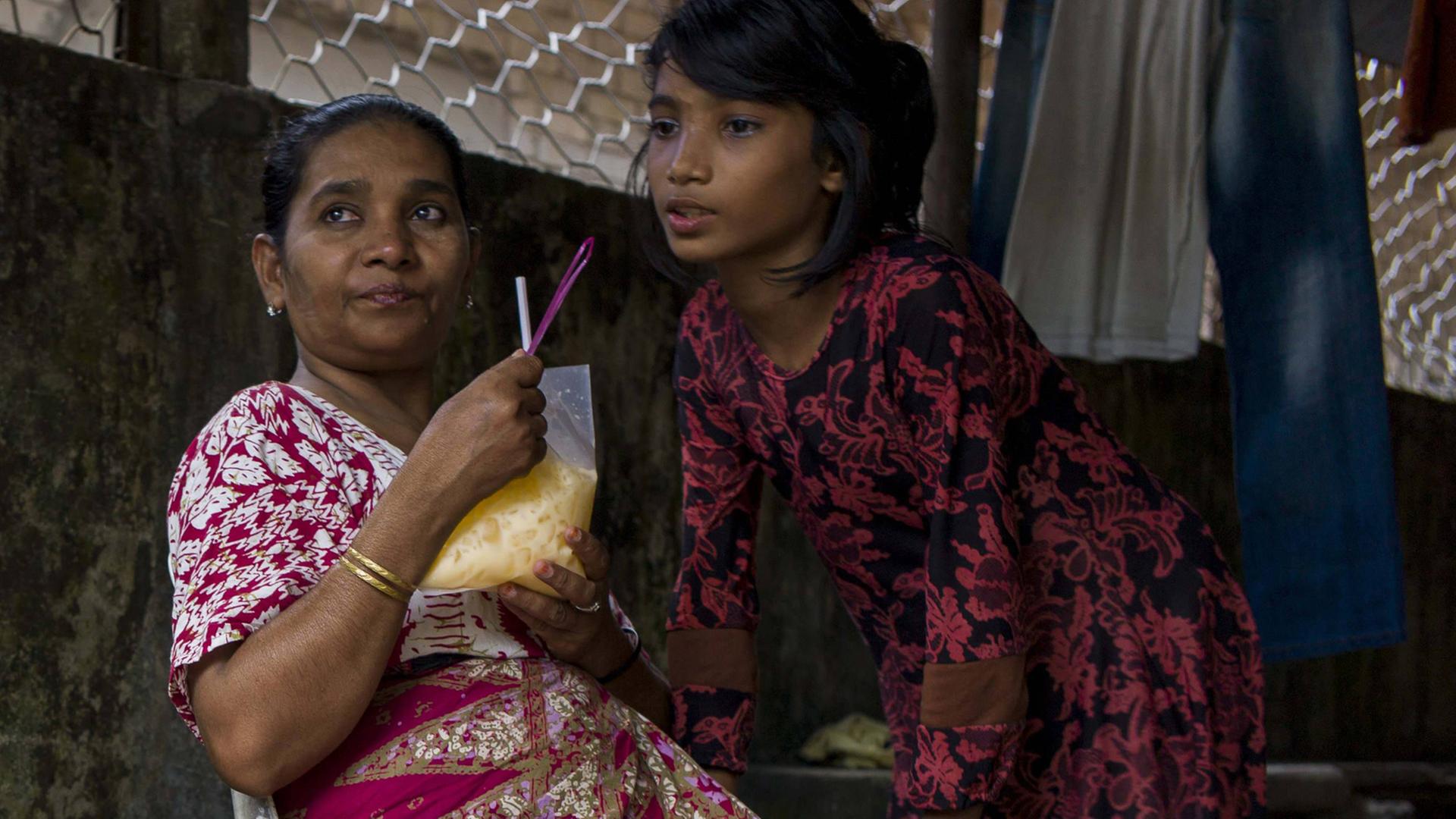 Eine Frau und ein Mädchen der muslimischen Volksgruppe Rohingya Eine Frau und ein Mädchen der muslimischen Volksgruppe Rohingya