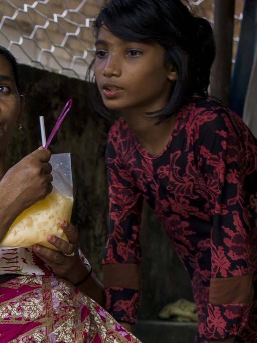 Eine Frau und ein Mädchen der muslimischen Volksgruppe Rohingya