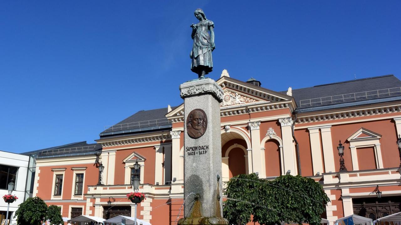 Die Bronzefigur des aus einem Volkslied bekannten Ännchen von Tharau steht auf dem Theaterplatz in Klaipeda in Litauen.