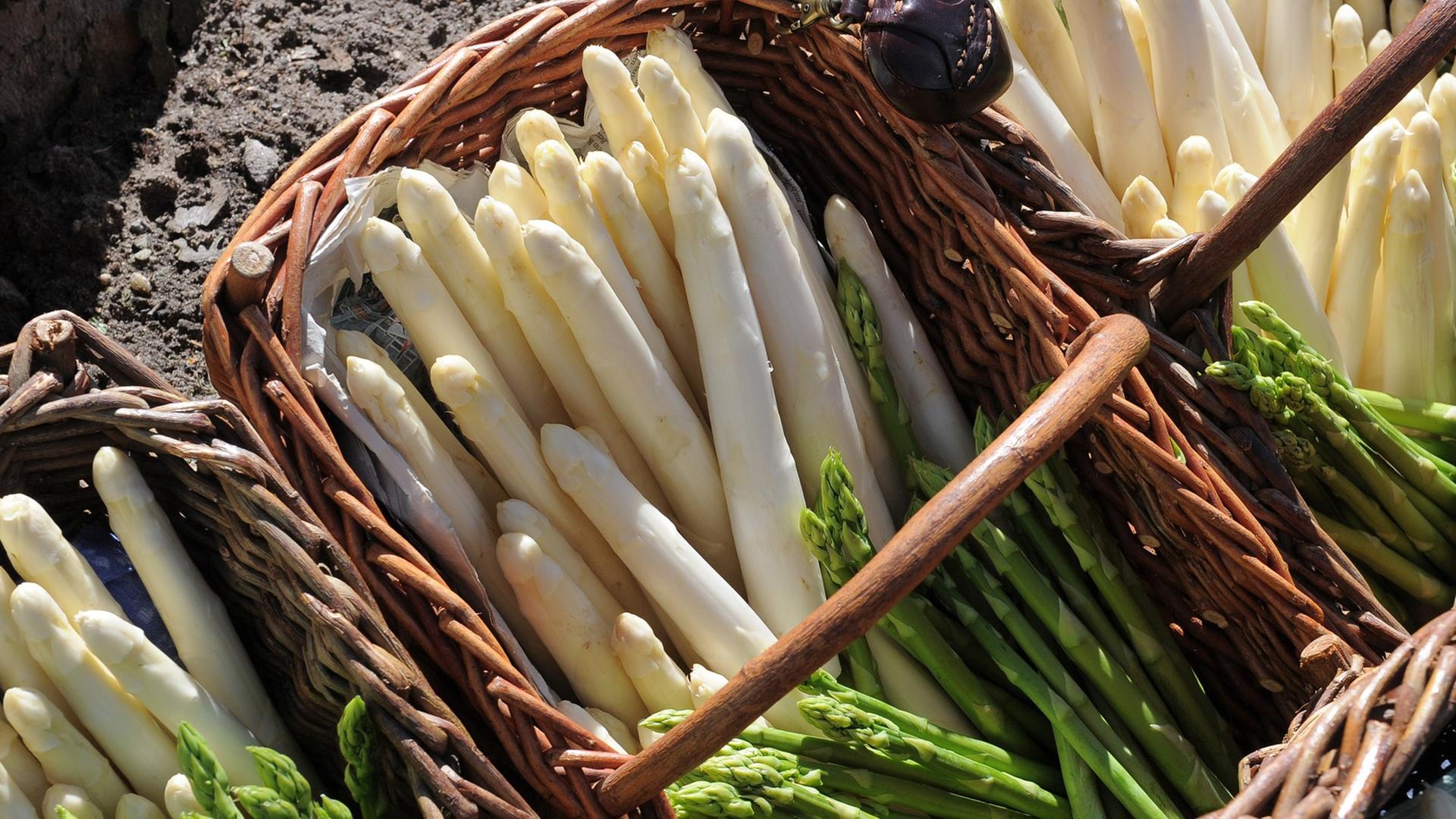 Körbe mit frischem weißem und grünem Spargel Körbe mit frischem weißem und grünem Spargel