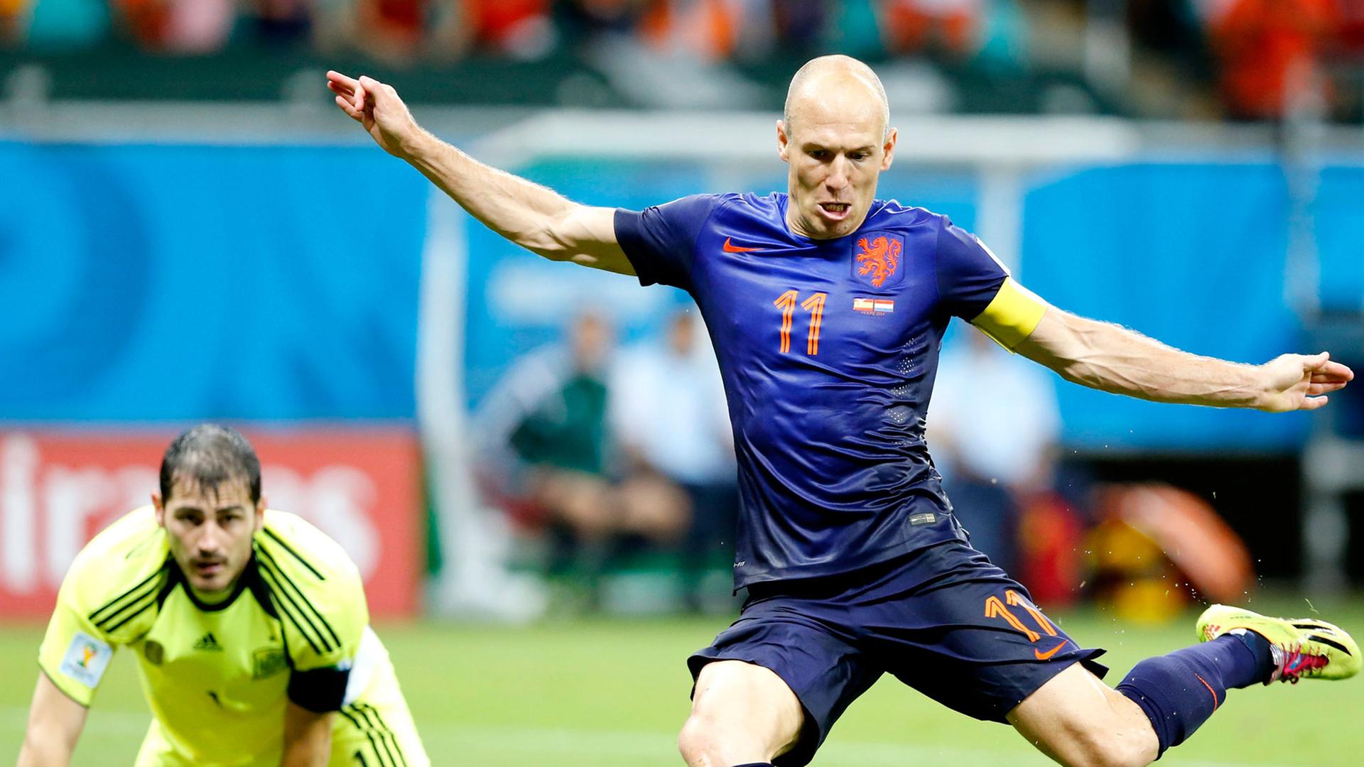 Torschütze Arjen Robben und Keeper Iker Castillas beim 5:1 für die Niederlande gegen Spanien Torschütze Arjen Robben und Keeper Iker Castillas beim 5:1 für die Niederlande gegen Spanien