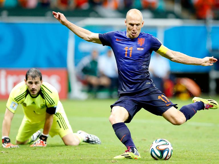 Torschütze Arjen Robben und Keeper Iker Castillas beim 5:1 für die Niederlande gegen Spanien
