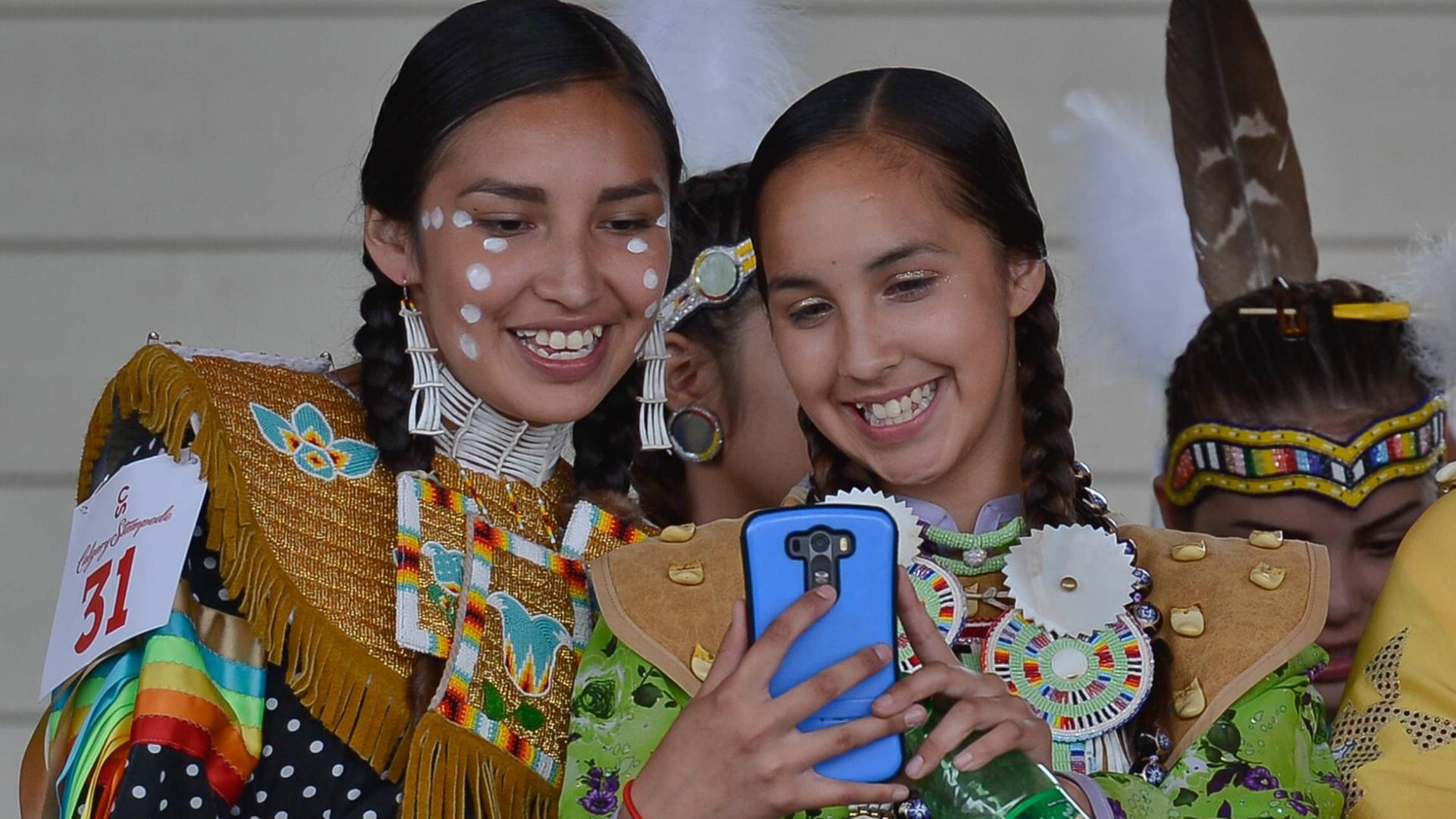 Junge Indigene in Kanada erobern die Kultur ihrer Vorfahren zurück - zwei Mädchen auf einem Pow Wow. Junge Indigene in Kanada erobern die Kultur ihrer Vorfahren zurück - zwei Mädchen auf einem Pow Wow.