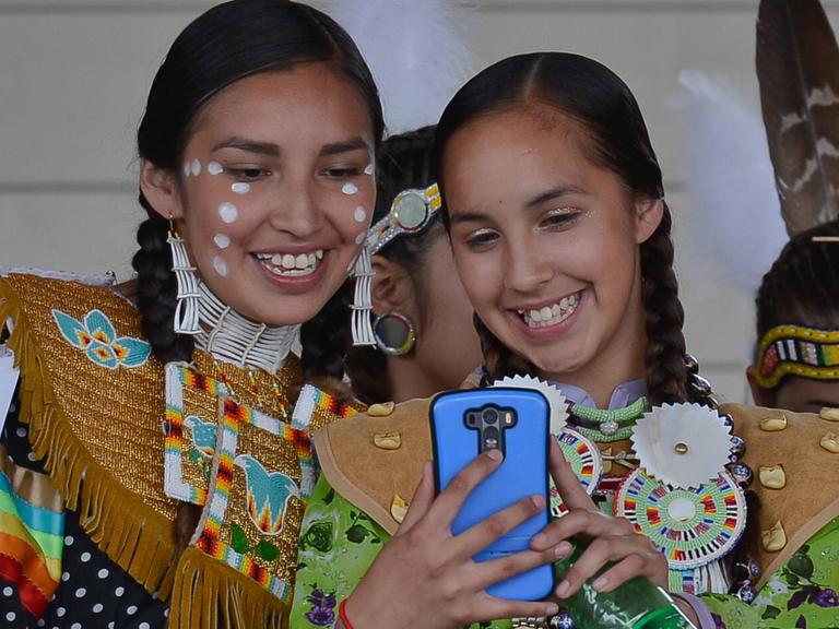 Junge Indigene in Kanada erobern die Kultur ihrer Vorfahren zurück - zwei Mädchen auf einem Pow Wow.