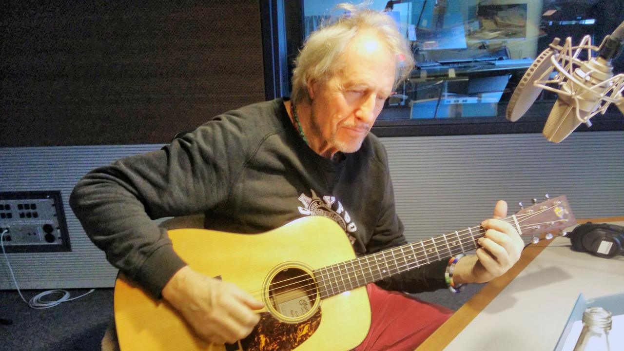 Schauspieler Reiner Schöne mit Gitarre bei der Produktion der gefakten Dylan-Nobelpreisrede im Studio von Deutschlandradio Kultur