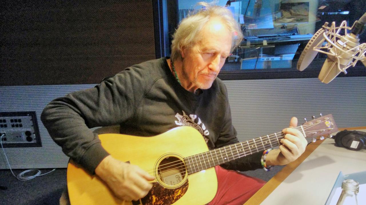 Schauspieler Reiner Schöne mit Gitarre bei der Produktion der gefakten Dylan-Nobelpreisrede im Studio von Deutschlandradio Kultur Schauspieler Reiner Schöne mit Gitarre bei der Produktion der gefakten Dylan-Nobelpreisrede im Studio von Deutschlandradio Kultur
