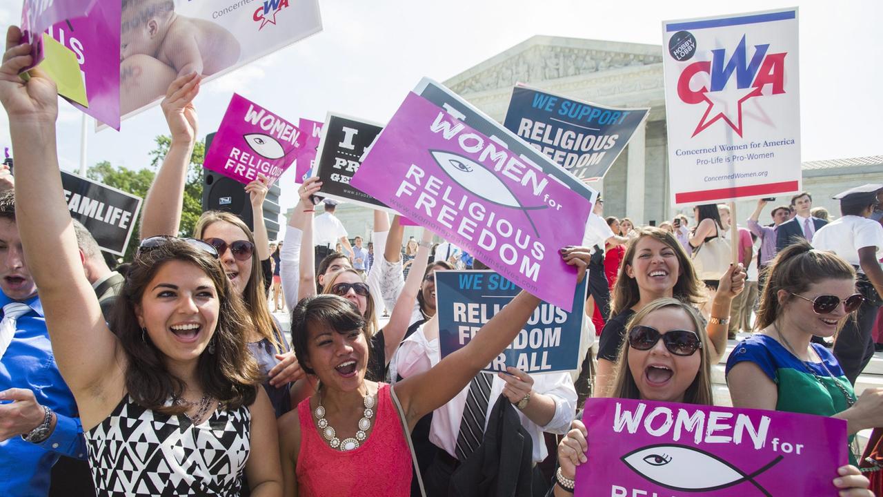 Abtreibungsgegner halten Plakate mit der Aufschrift "Women for religious freedom" vor dem Supreme Court, dem Obersten Gerichtshof in den USA.