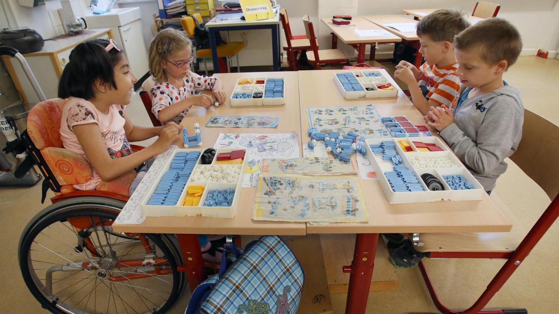 Schüler und Schülerinnen mit und ohne Behinderung sind in einer Schulklasse. Schüler und Schülerinnen mit und ohne Behinderung sind in einer Schulklasse.
