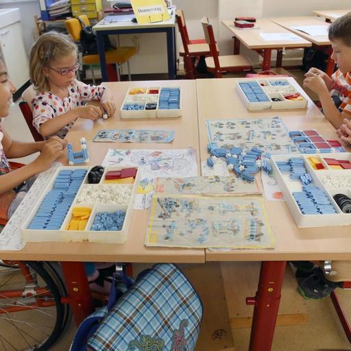 In der Klasse 1a der Grundschule der Paul Friedrich-Scheel Schule in Rostock lernen Schülerinnen und Schüler mit und ohne Handicap gemeinsam. Das nennt sich Inklusion.