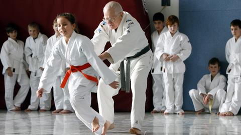 Eine Schülerin während des Judo-Unterrichts