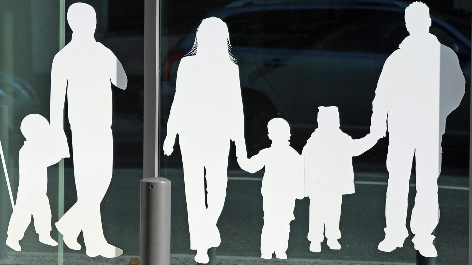 Gesehen am Bundesministerium für Familie, Senioren, Frauen und Jugend in der Berliner Glinkastraße: Figuren von einem Vater mit Kind und einer Familie mit Kindern Gesehen am Bundesministerium für Familie, Senioren, Frauen und Jugend in der Berliner Glinkastraße: Figuren von einem Vater mit Kind und einer Familie mit Kindern