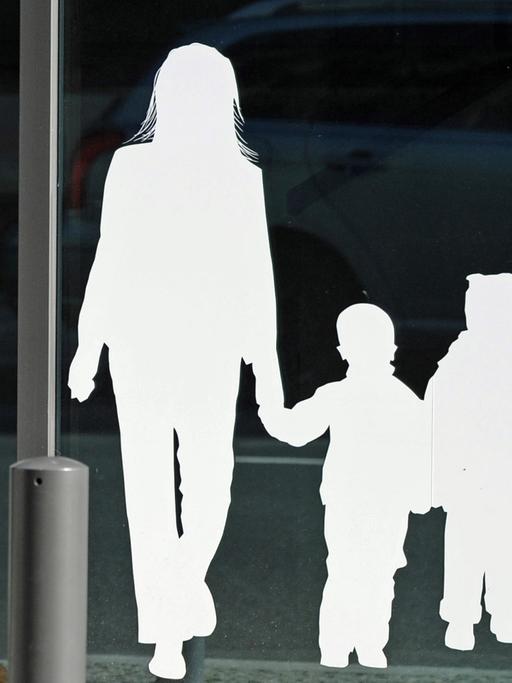 Gesehen am Bundesministerium für Familie, Senioren, Frauen und Jugend in der Berliner Glinkastraße: Figuren von einem Vater mit Kind und einer Familie mit Kindern