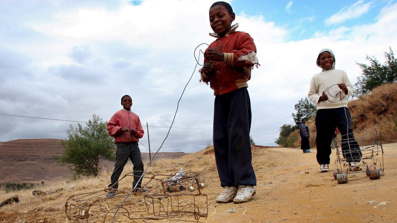 Kinder spielen mit Drahtautos, Süd-Afrika, Juli 2007 Kinder spielen mit Drahtautos, Süd-Afrika, Juli 2007