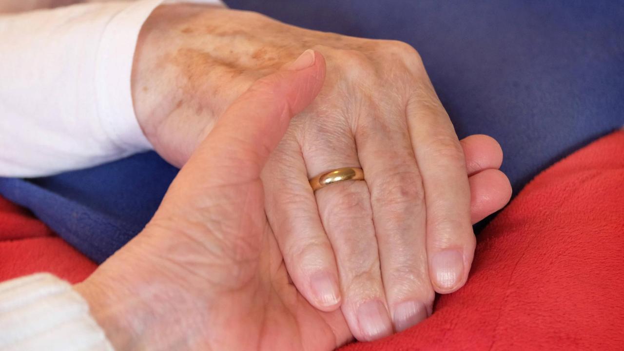 Zwei Hände alter Menschen in Großaufnahme Zwei Hände alter Menschen in Großaufnahme