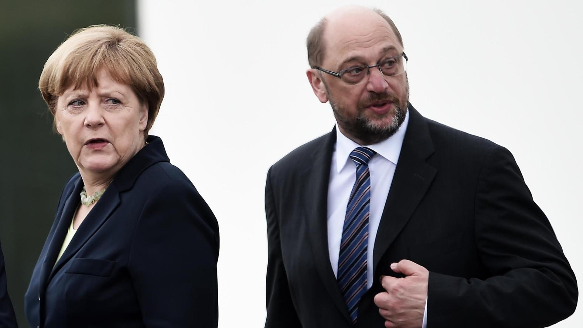 Angela Merkel und Martin Schulz stehen beim Gedenken an die Schlacht von Verdun in Frankreich nebeneinander. Angela Merkel und Martin Schulz stehen beim Gedenken an die Schlacht von Verdun in Frankreich nebeneinander.
