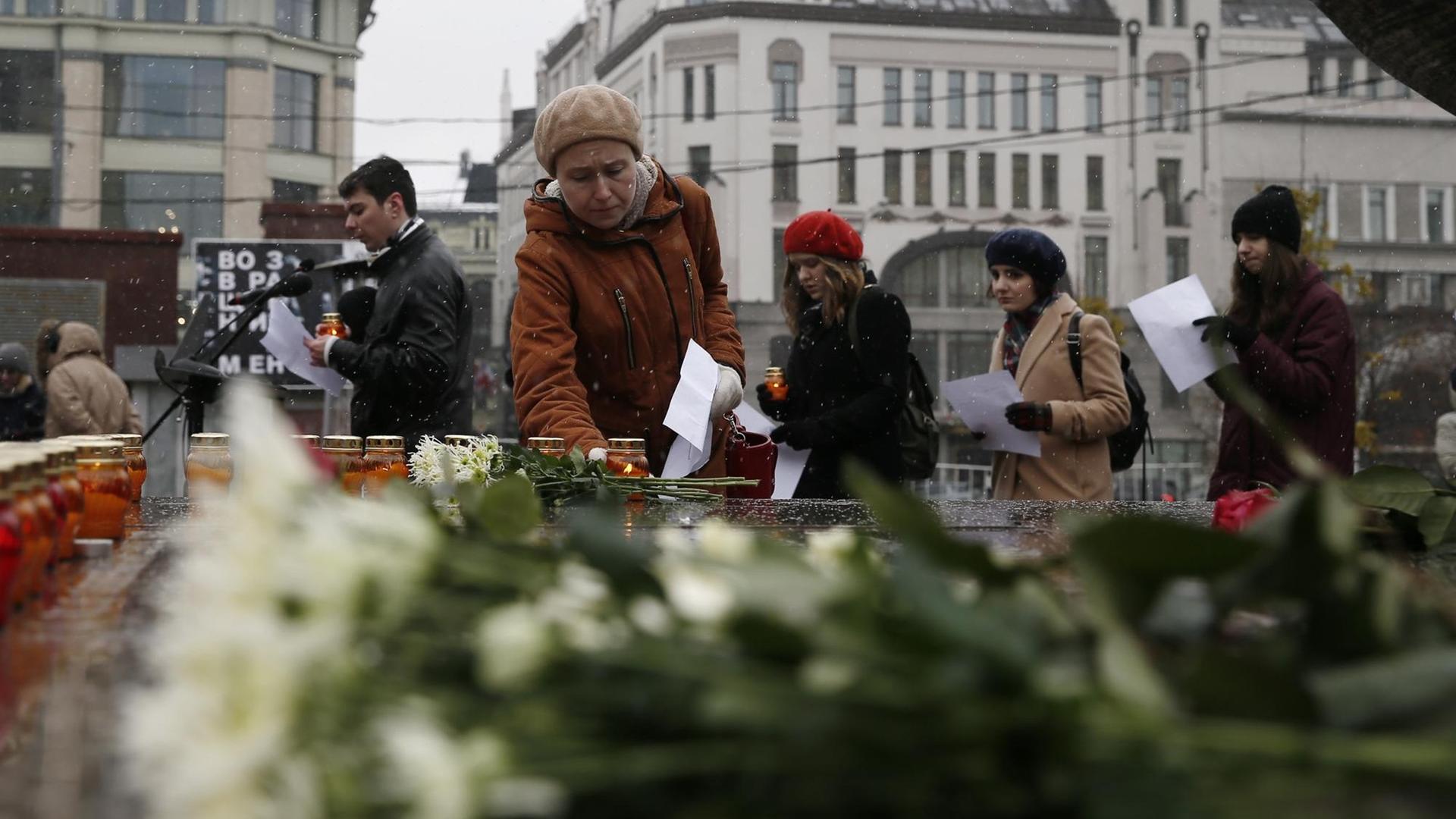 Teilnehmer an einer Gedenkveranstaltung der Bürgerrechtsorganisation Memorial für die Opfer des Stalinismus am Lubyanka Platz in Moskau am Vorabend des offiziellen Gedenktages für Opfer politischer Repressionen in Russland. Teilnehmer an einer Gedenkveranstaltung der Bürgerrechtsorganisation Memorial für die Opfer des Stalinismus am Lubyanka Platz in Moskau am Vorabend des offiziellen Gedenktages für Opfer politischer Repressionen in Russland.