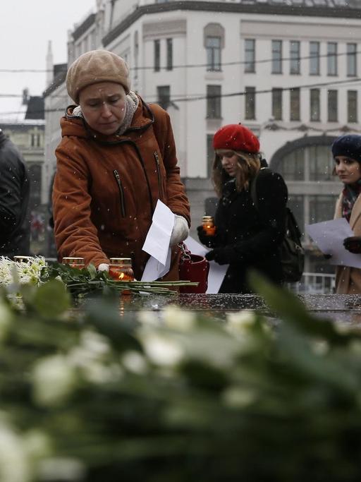 Teilnehmer an einer Gedenkveranstaltung der Bürgerrechtsorganisation Memorial für die Opfer des Stalinismus am Lubyanka Platz in Moskau am Vorabend des offiziellen Gedenktages für Opfer politischer Repressionen in Russland.