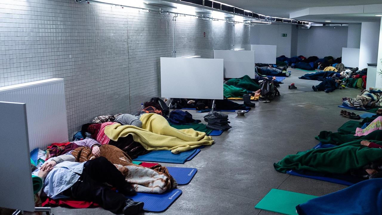 Obdachlose schlafen auf der B-Ebene der U-Bahn-Station Eschenheimer Tor auf Isomatten. 