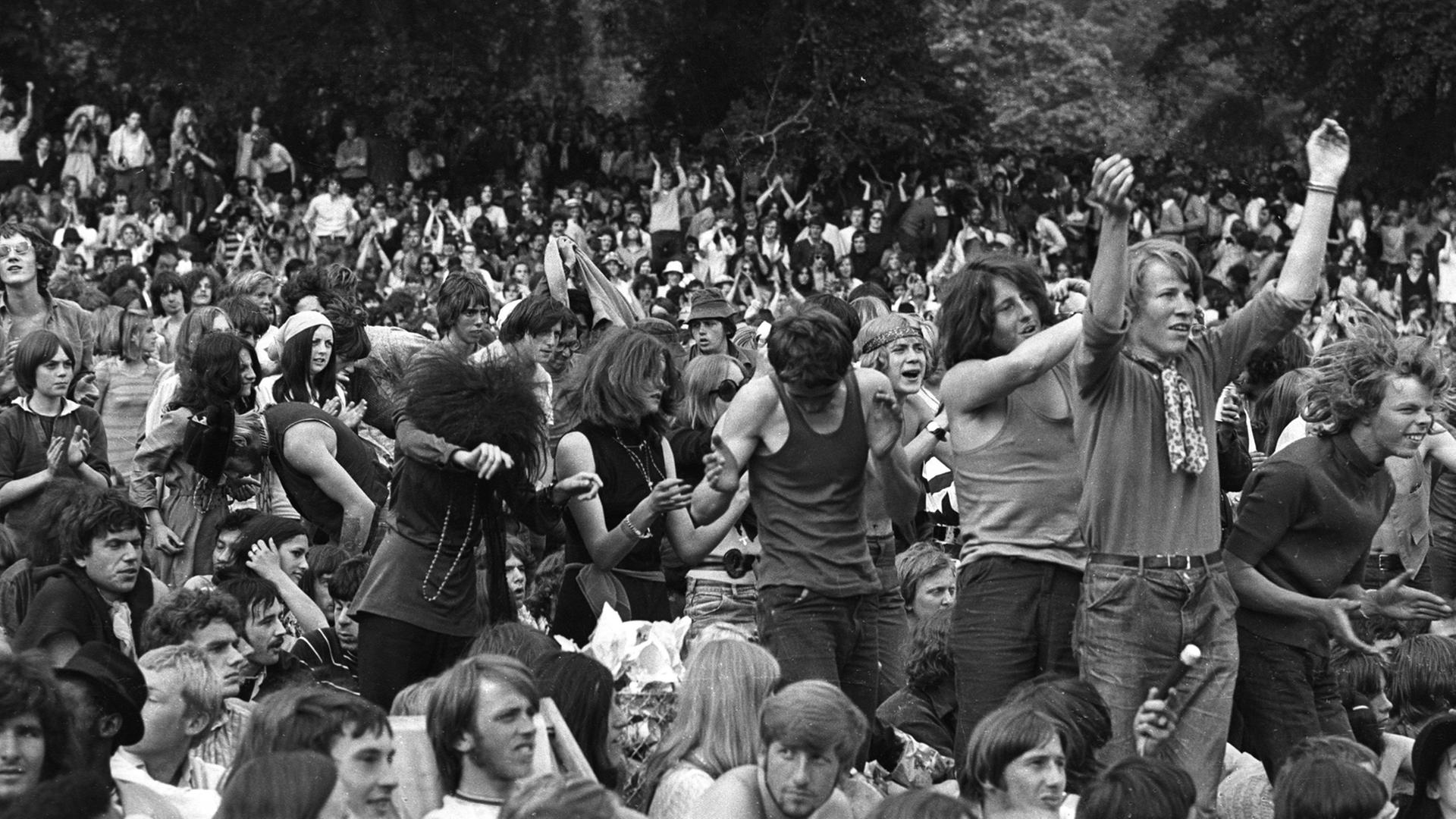 Fans beim Konzert der Rolling Stones im Londoner Hyde Park im Juli 1969. Fans beim Konzert der Rolling Stones im Londoner Hyde Park im Juli 1969.