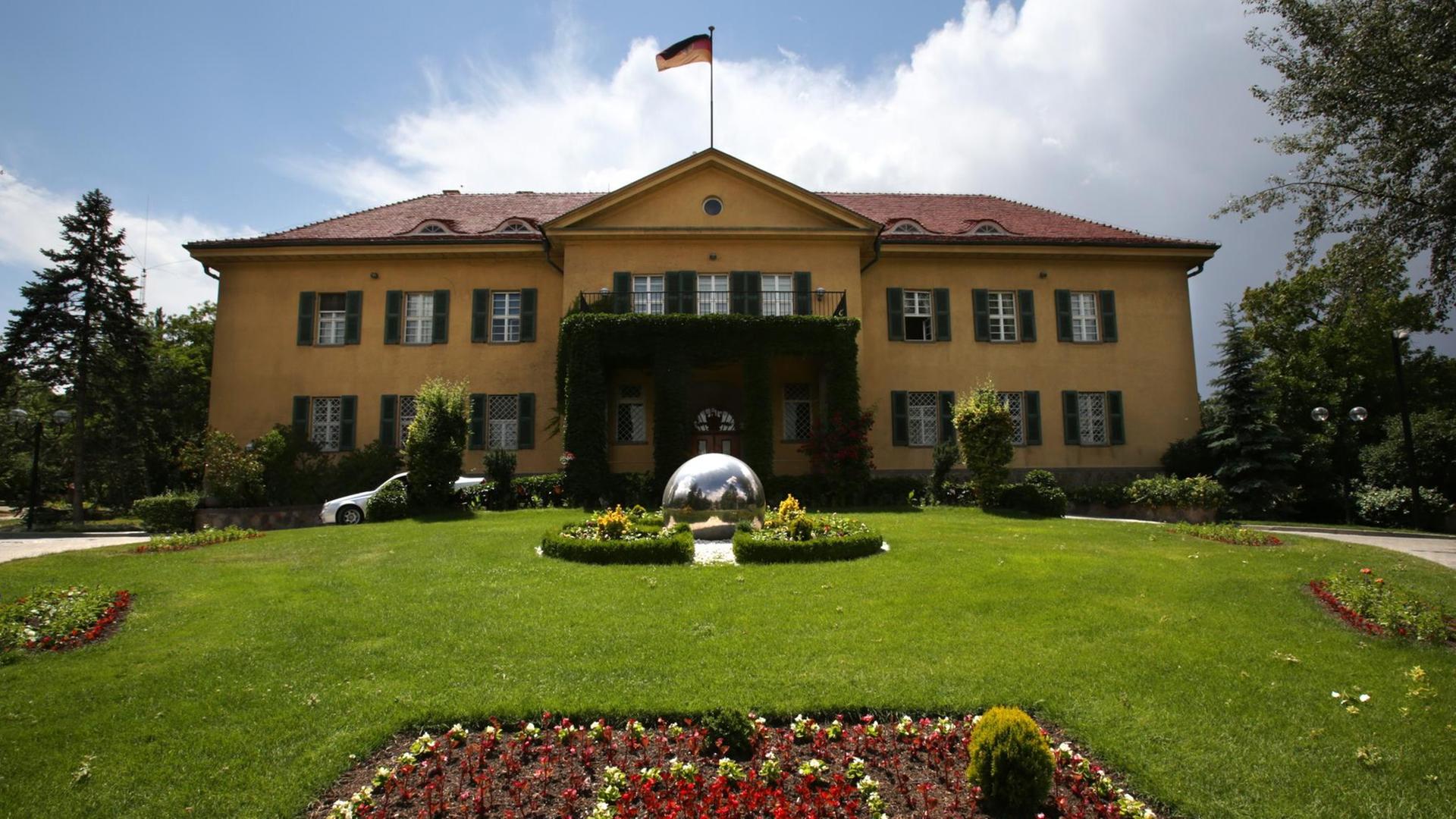 Die deutsche Botschaft in Ankara, aufgenommen am 06.06.2013. Die deutsche Botschaft in Ankara, aufgenommen am 06.06.2013.