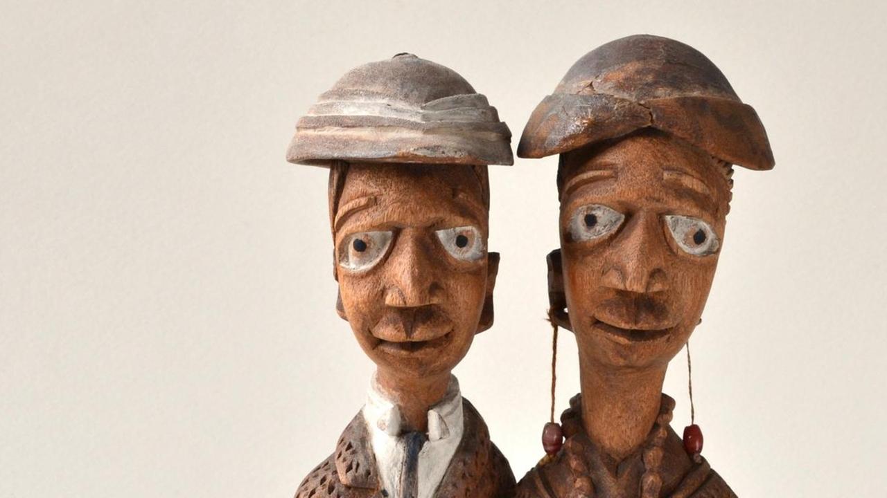 Thomas Onajeje Odulate, Paar beim Spaziergang mit Hund, Lagos, Nigeria, circa 1920–1952. Eine Holz-Skulptur in der Ausstellung "Spektral-Weiß - Die Erscheinung kolonialzeitlicher Europäer*innen" im Haus der Kulturen der Welt, November 2019 Thomas Onajeje Odulate, Paar beim Spaziergang mit Hund, Lagos, Nigeria, circa 1920–1952. Eine Holz-Skulptur in der Ausstellung "Spektral-Weiß - Die Erscheinung kolonialzeitlicher Europäer*innen" im Haus der Kulturen der Welt, November 2019