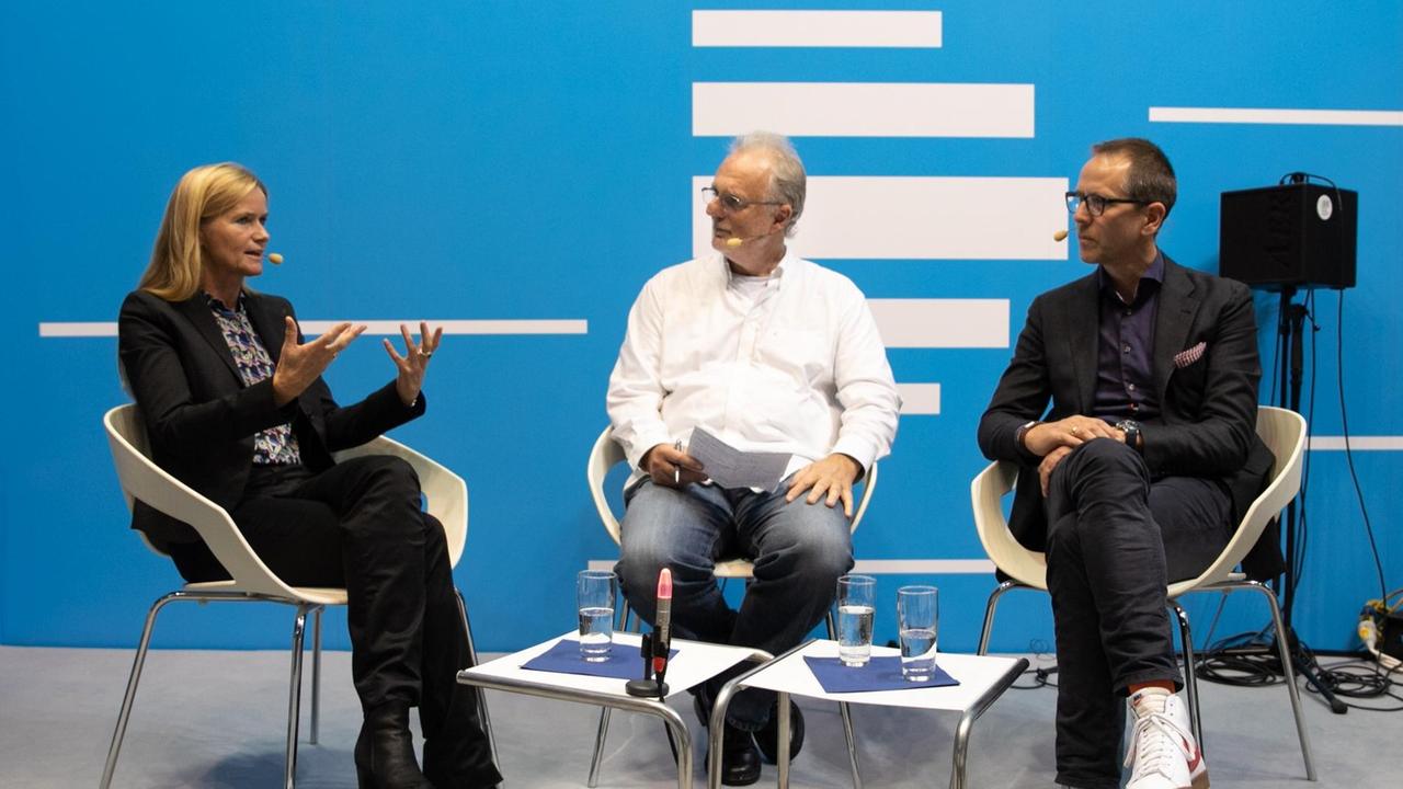 Meike Feßmann und Hauke Hückstädt im Gespräch mit Hubert Winkels auf der Deutschlandradio-Bühne der Frankfurter Buchmesse Meike Feßmann und Hauke Hückstädt im Gespräch mit Hubert Winkels auf der Deutschlandradio-Bühne der Frankfurter Buchmesse