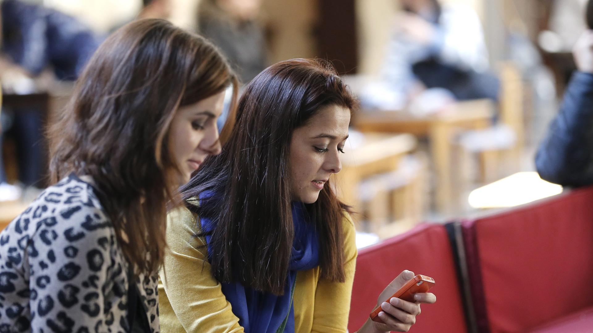 Türkische Smartphone-Nutzerinnen in Istanbul