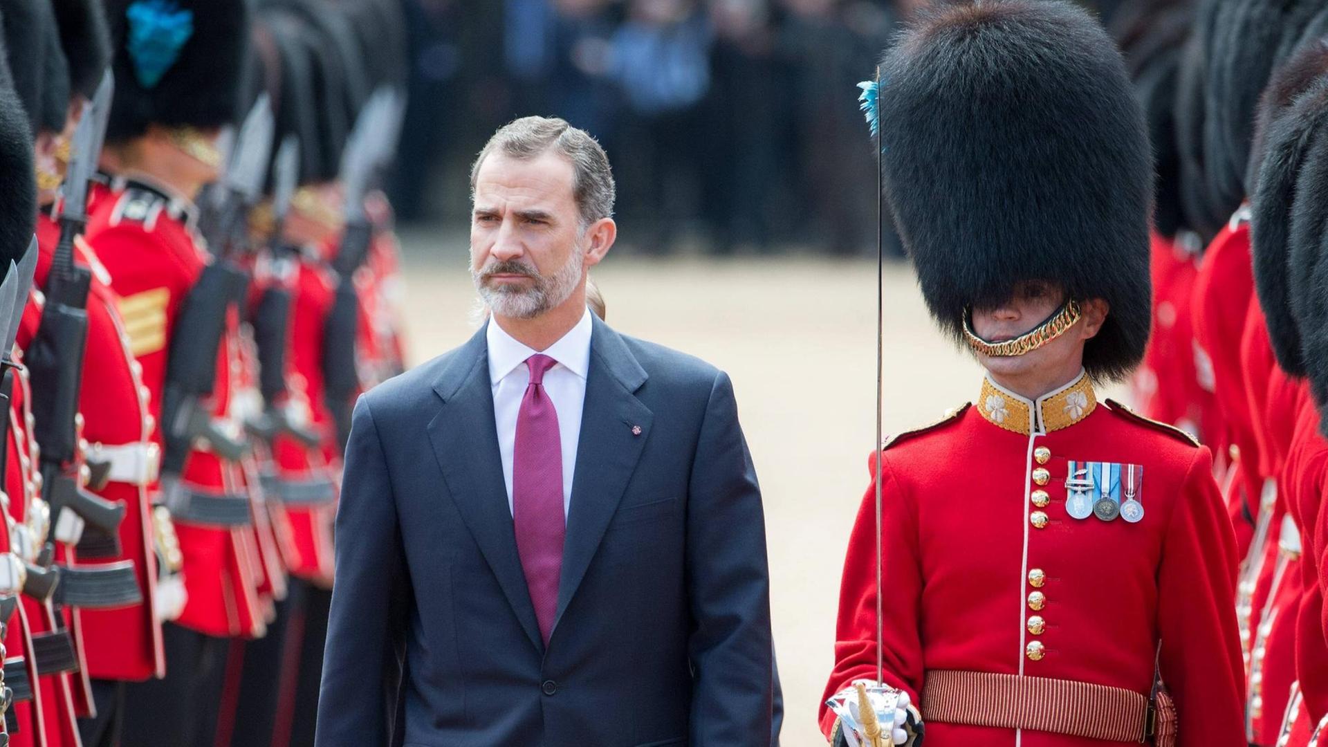 Mit königlichen Parade, wird König Felipe von Spanien zu Beginn seines dreitägigen Besuchs in Großbritannien begrüßten. Mit königlichen Parade, wird König Felipe von Spanien zu Beginn seines dreitägigen Besuchs in Großbritannien begrüßten.