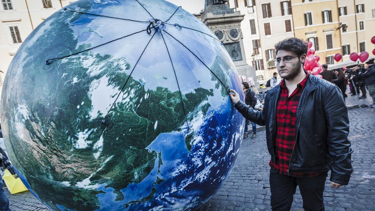 Demonstranten fordern von der Pariser Klimakonferenz verbindliche Vereinbarungen (30.11.2015).