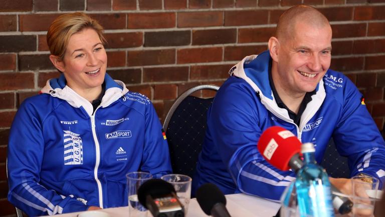 Die deutsche Eisschnellläuferin Claudia Pechstein und ihr Lebensgefährte Matthias Große (r) sitzen am 25.01.2018 bei einem Pressegespräch auf dem Müggelturm in Berlin. 