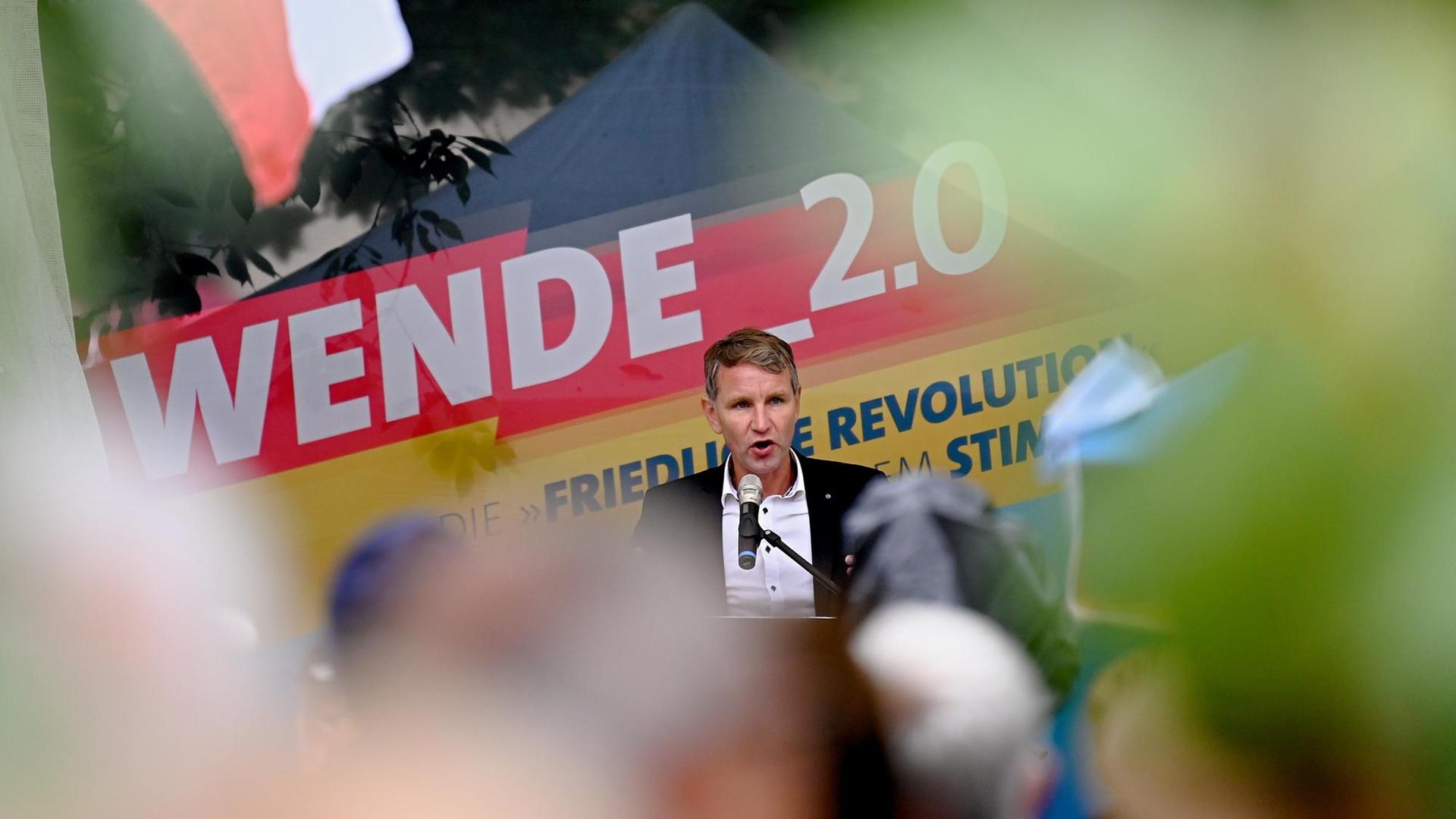 03.10.2019, Thüringen, Mödlareuth/Töpen: Der Spitzenkandidat der AFD-Thüringen Björn Höcke hält eine Rede. Am Tag der Deutschen Einheit hat die AFD bei einer Kundgebung im ehemals geteilten Dorf Mödlareuth eine "Wende 2.0" gefordert. 03.10.2019, Thüringen, Mödlareuth/Töpen: Der Spitzenkandidat der AFD-Thüringen Björn Höcke hält eine Rede. Am Tag der Deutschen Einheit hat die AFD bei einer Kundgebung im ehemals geteilten Dorf Mödlareuth eine "Wende 2.0" gefordert.
