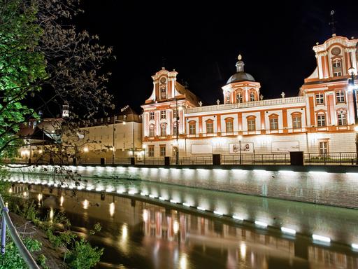 Nachtansicht der alten Bibliothek Ossolineum in Breslau.Breslau ist Europäische Kulturhauptstadt 2016.