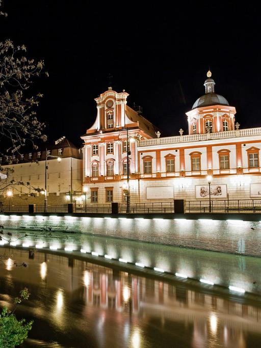 Nachtansicht der alten Bibliothek Ossolineum in Breslau.Breslau ist Europäische Kulturhauptstadt 2016.